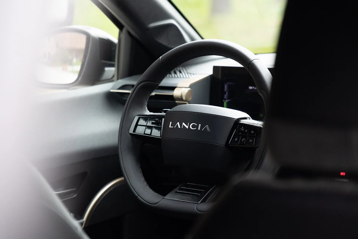 Immagine CAMBIO AUTOMATICO FLUIDO - LANCIA YPSILON Ibrida 100cv LX e-DCT 