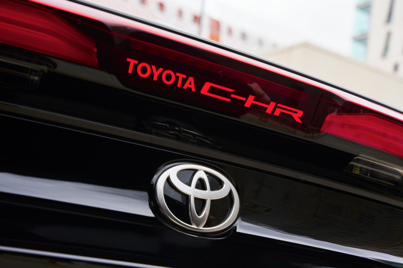 Immagine DESIGN COUPÉ DISTINTIVO - TOYOTA C-HR TOYOTA C-HR 1.8 HV E-CVT Trend
