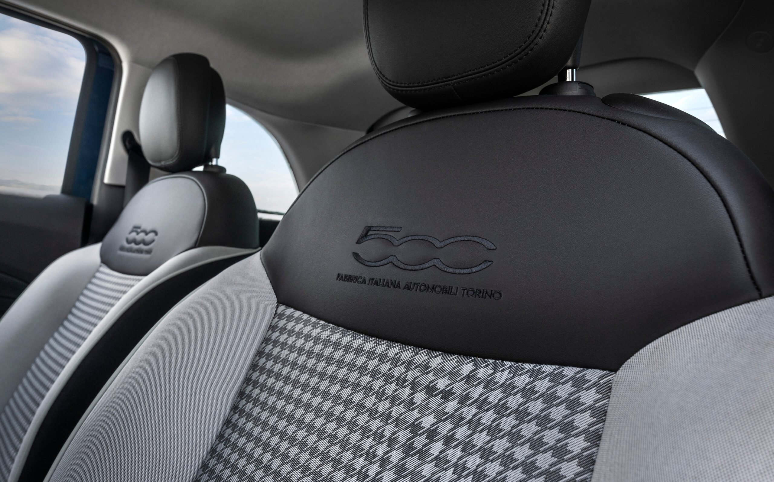 Immagine DETTAGLI Stile che parla - FIAT 500 Hybrid Torino